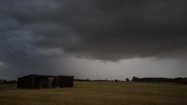 Nuvens Tempestuosas Movendo Lapso Tempo Chovendo Sobre Campo Com Celeiro — Vídeo de Stock