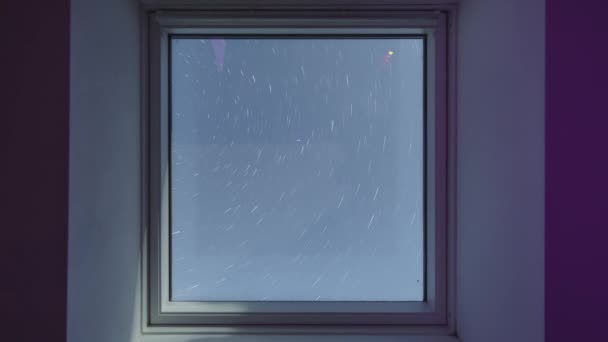 Patrząc Nocne Niebo Zewnątrz Przez Okno Śladami Gwiazd Okrągłe Polarysek — Wideo stockowe