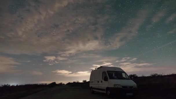 在夜空的星空下飘扬着云彩 此外还有一条路 前面是法国布列塔尼的野营面包车 — 图库视频影像