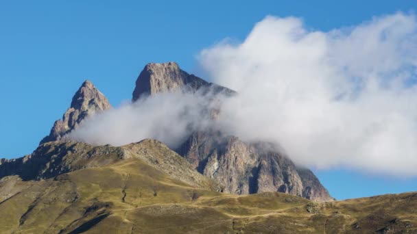 Timelapse Ruchome Zachmurzenie Szczyt Góry Złocistym Rankiem Słońce Pireneje Park — Wideo stockowe