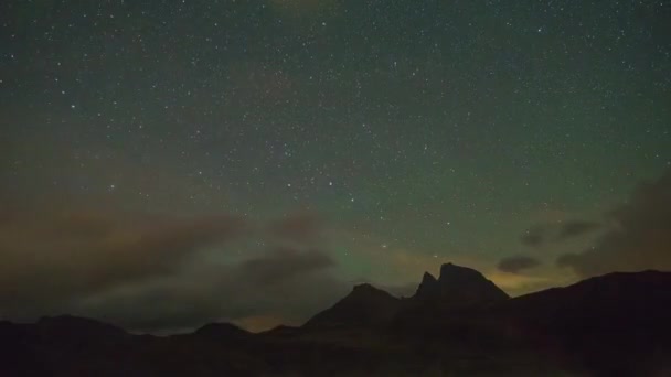 雲と山の風景の上を移動する偉大な北斗七星を持つ星が表示され 雷雨が始まる ピレネー山脈 フランス — ストック動画