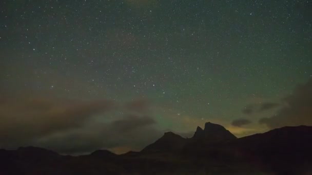 Stjärnor Med Stor Dipper Rör Sig Över Bergslandskapet Med Moln — Stockvideo