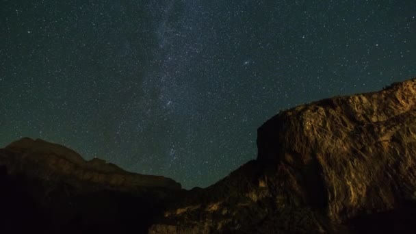 Mléčná Dráha Galaxie Andromeda Pohybují Noční Obloze Skalní Formací Popředí — Stock video