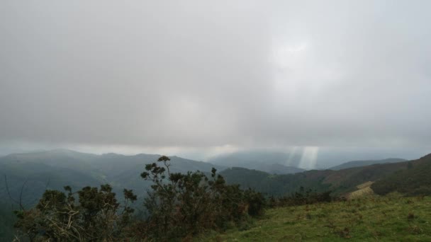 スペインの谷に太陽の光が差し込む バスク地方の丘の上を移動する雲の時間経過 — ストック動画