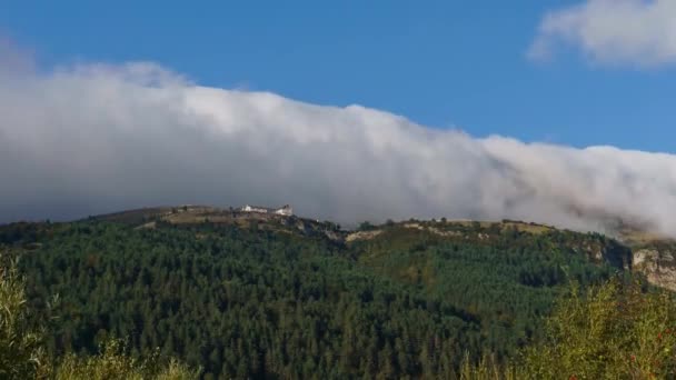 Nuvens Caindo Sobre Cume Montanha Até Vale Com Floresta Alcançando — Vídeo de Stock