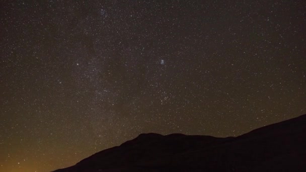 Плеяды Орион Перемещаются Ночному Небу Восходящей Луной Горным Ландшафтом Пьесе — стоковое видео