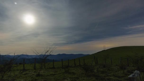 Céu Noturno Lapso Tempo Com Estrelas Nuvens Com Prado Iluminado — Vídeo de Stock