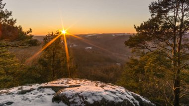 Orman, Mullerthal, Lüksemburg manzaralı kaya oluşumuna gün batımı