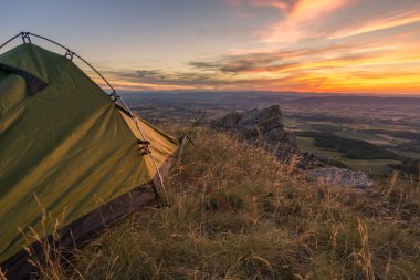 Fransa, Eyzahut yakınlarında güneş batımında tarlaları olan Provence 'deki çadır manzaralı kamp yerinden manzara
