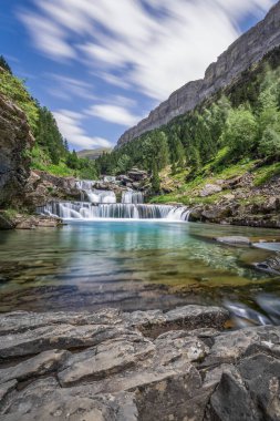 Yaz boyunca Arazas nehrinde Gradas De Soaso şelalesi, Ordesa Ulusal Parkı, Huesca, İspanya