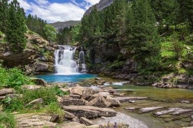 Yaz boyunca Arazas nehrinde Gradas De Soaso şelalesi, Ordesa Ulusal Parkı, Huesca, İspanya