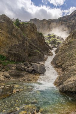 Pirenes Dağları 'ndaki Cascada del Cinca' nın ayrıntıları. Kayalık uçurumlarla dolu yaz günü, İspanya