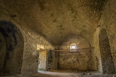 İspanya 'nın Pireneler kentindeki terk edilmiş Janovas köyünün içinden ışık huzmesi geçiyor.