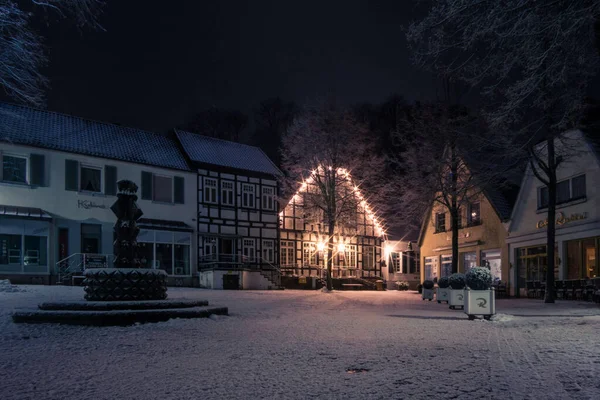 Romantická Noční Krajina Starém Německém Městě Poloroubenými Domky Zasněženým Stromem — Stock fotografie