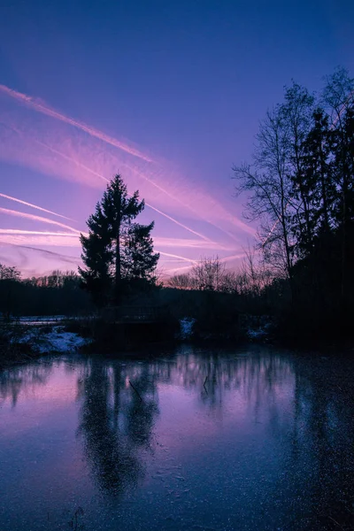 Abenddämmerung Winterabend Auf Einem See Mit Silhouetten Bäume Und Reflexion — Stockfoto