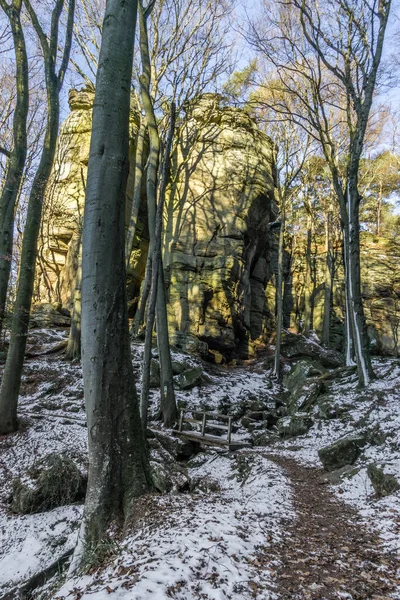Paisaje Invernal Bosque Con Formación Rocas Luz Del Sol Dorada — Foto de Stock