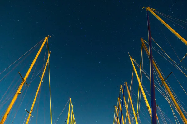 帆船桅杆之间夜空中的北斗七星星座 — 图库照片