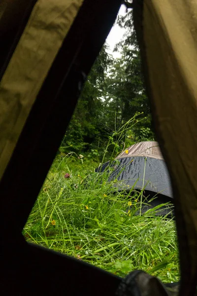 Blick Aus Einem Zelt Auf Ein Anderes Zelt Regnerischen Morgen — Stockfoto