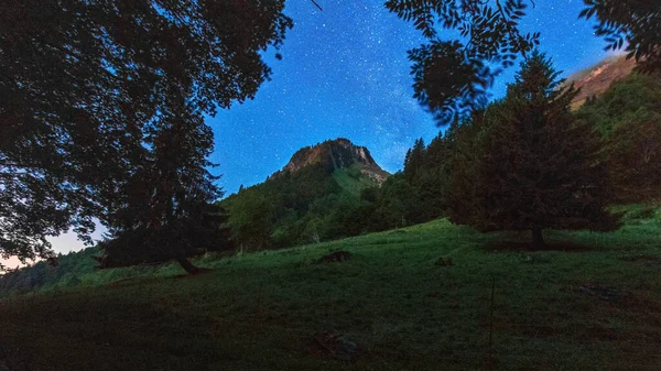 Sterrenhemel Franse Alpen Met Weide Berg Het Maanlicht — Stockfoto