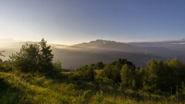 Panorama Eines Friedlichen Morgens Mit Sonnenaufgang Über Den Französischen Alpen — Stockfoto