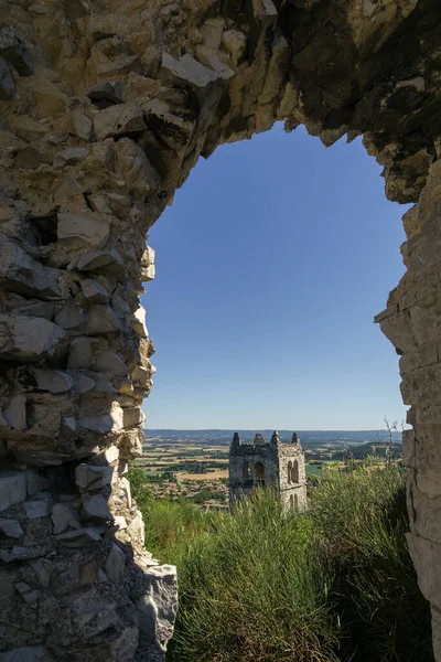 フランス マルサンヌのプロヴァンスの古い廃墟の壁の穴を通って 栄光の聖人フェリックス マルサンヌの塔で見る — ストック写真
