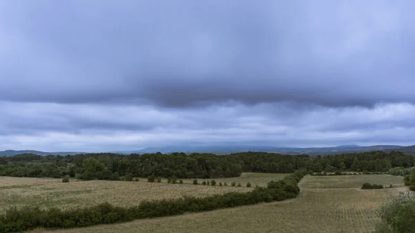 Fält Occitanien Landskap Med Träd Och Regnmoln Himlen Frankrike — Stockfoto