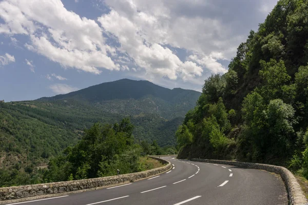Enrolamento Estrada Vazia Com Floresta Coberta Montanha Pirinéus Espanha — Fotografia de Stock