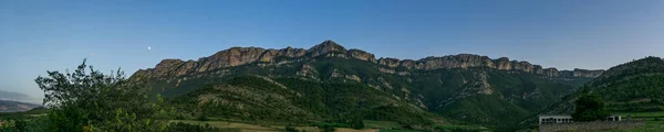 Panorama Pyrenéerna Stenar Vid Blå Timme Med Månen Himlen Spanien — Stockfoto