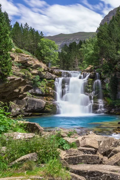 Yaz boyunca Arazas nehrinde Gradas De Soaso şelalesi, Ordesa Ulusal Parkı, Huesca, İspanya