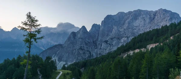 Panorama Los Alpes Julianos Amanecer Desde Vrsic Pass Eslovenia —  Fotos de Stock