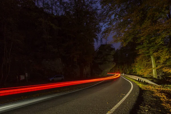 Красный Автомобиль Легких Трасс Сельской Дороге Камнем Mullerthal Ночью Люксембург — стоковое фото