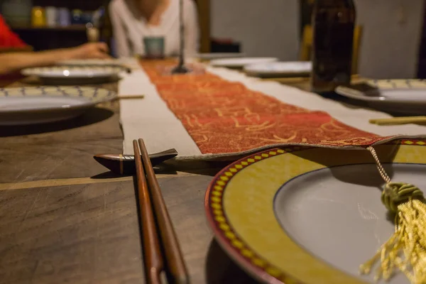 木桌上的亚洲筷子 — 图库照片