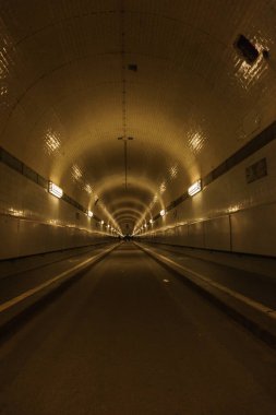 Hamburg 'da nehir elbininin altındaki tarihi tünel