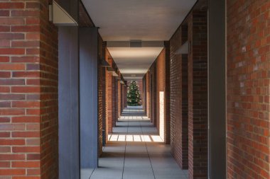 Sonunda noel ağacı olan tuğla koridor.