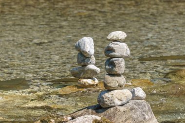 Taşlar kulede inşa edilir nehirde her biri üstünde dengede