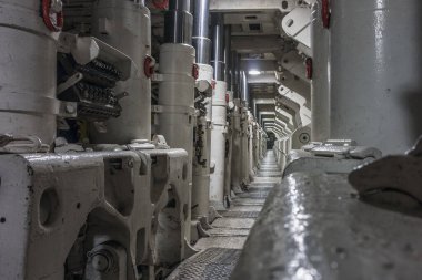 Bochum Müzesi 'nde uzun bir tünel kazmak için beyaz çelik makine.
