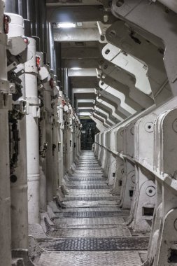 Bochum Müzesi 'nde uzun bir tünel kazmak için beyaz çelik makine.