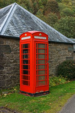 İskoçya köyündeki eski kırmızı telefon kulübesi
