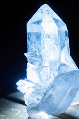 Arkadan aydınlatılmış şeffaf kaya kristalinin ayrıntıları
