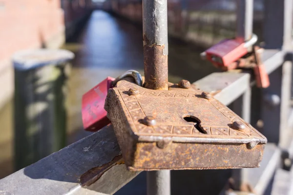 Fechadura Amor Enferrujado Anexado Uma Ponte — Fotografia de Stock