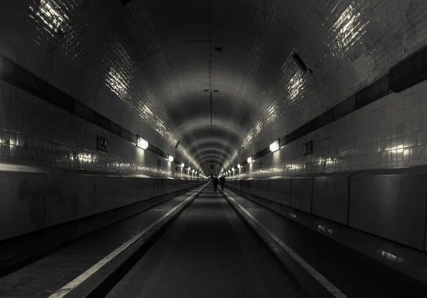 Silhuetas Pessoas Caminhando Antigo Túnel Histórico Sob Rio Elba Hamburgo — Fotografia de Stock