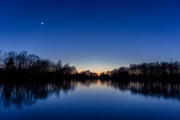 Klarer Blauer Himmel Nach Sonnenuntergang See Mit Reflektierenden Silhouetten Von — Stockfoto