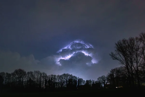 Nuvens Relâmpago Uma Tempestade Trovão Noite Com Silhuetas Árvores — Fotografia de Stock