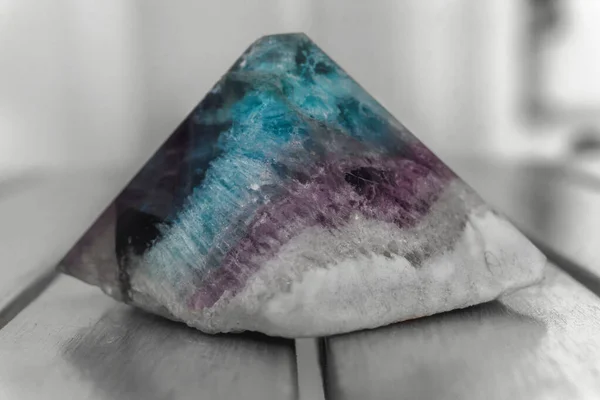 Eine Kleine Bunte Pyramide Aus Kristall Mit Einfarbigem Hintergrund — Stockfoto
