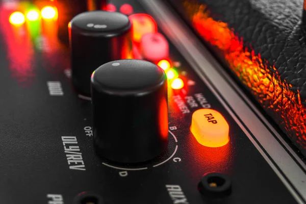 Yeşil ve kırmızı ışıklı elektro gitar için bir amplifikatörün ayrıntıları