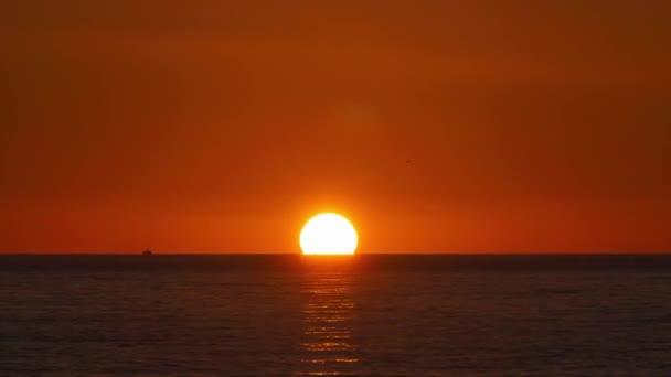 Sonnenuntergang Über Dem Wasser Des Mittelmeeres Mit Vorbeifahrendem Schiff Spanien — Stockvideo