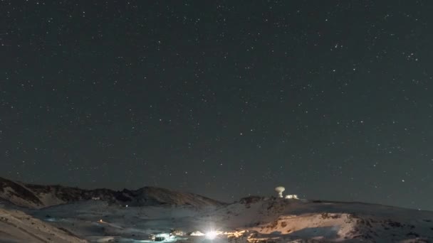 Timelapse Natthimlen Över Snöiga Bergslandskap Med Rörlig Radioteleskop Sierra Nevada — Stockvideo