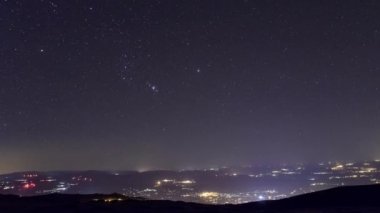 Orion ile birlikte en yüksek Torre, Serra da Estrela, Portekiz 'den Portekiz şehirlerinin üzerinden yıldızların hareketi