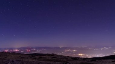 Orion 'un Portekiz' in yüksek dağları Torre, Serra da Estrela, Portekiz üzerinden yükselmesiyle yıldızların hareketi