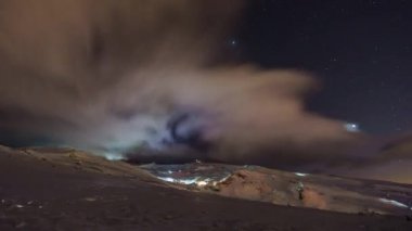 Karlı dağ manzarasının kayak alanındaki gece gökyüzünün zamanı radyo teleskopu, Sierra Nevada, İspanya